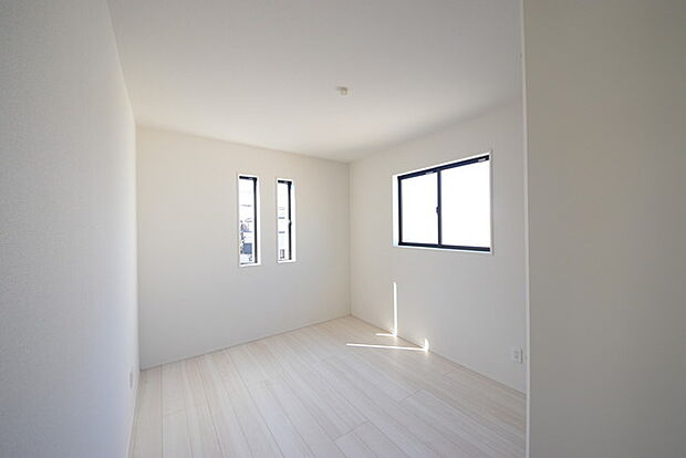 今からここを誰のお部屋にしようか、そんな洋室。大きさは6.0帖です。