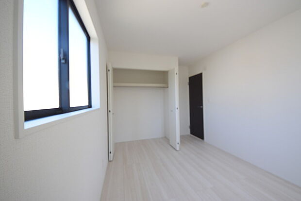 今からここを誰のお部屋にしようか、そんな洋室。大きさは6.0帖です。