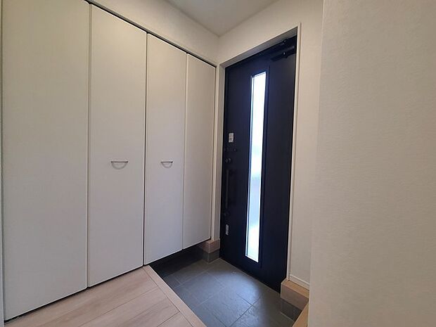 明るく開放的な玄関、靴の脱ぎ履きもしやすく、収納も豊富でご家族皆様の靴をスッキリ収納できます。