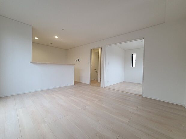 家族団欒のリビング。陽光差し込む食卓には家族の会話とスマイルが溢れます。いつまでもここで食卓を囲みたくなる、そう感じさせてくれるスペース。 