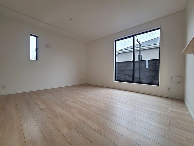 家族団欒のリビング。陽光差し込む食卓には家族の会話とスマイルが溢れます。いつまでもここで食卓を囲みたくなる、そう感じさせてくれるスペース。