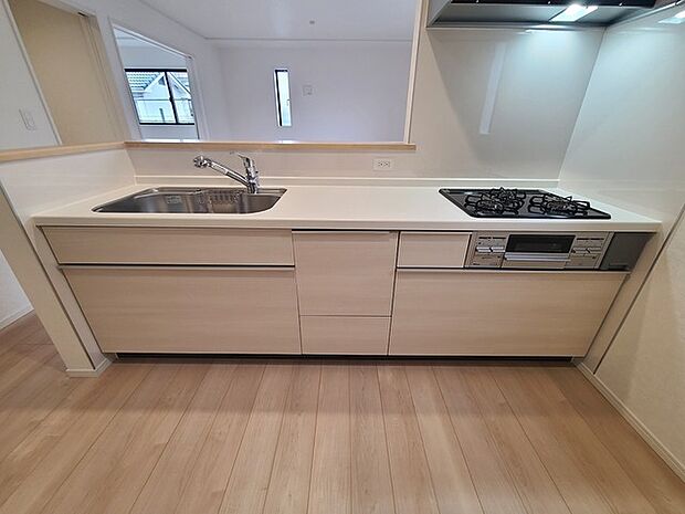 リビングにいる家族の顔が見渡せるカウンターキッチン。お料理もより一層おいしく、楽しく。食器棚を背面に設置しても十分な広さを確保しています。