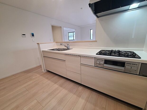 リビングにいる家族の顔が見渡せるカウンターキッチン。お料理もより一層おいしく、楽しく。食器棚を背面に設置しても十分な広さを確保しています。 