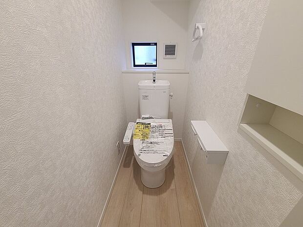 ウォシュレット機能付きのトイレ。換気のしやすい窓付きで、収納もあり実用性も兼ね備えた造り。