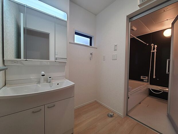 使い勝手の良い洗面台、窓があることで換気もしやすく清潔感のある空間を保てます。