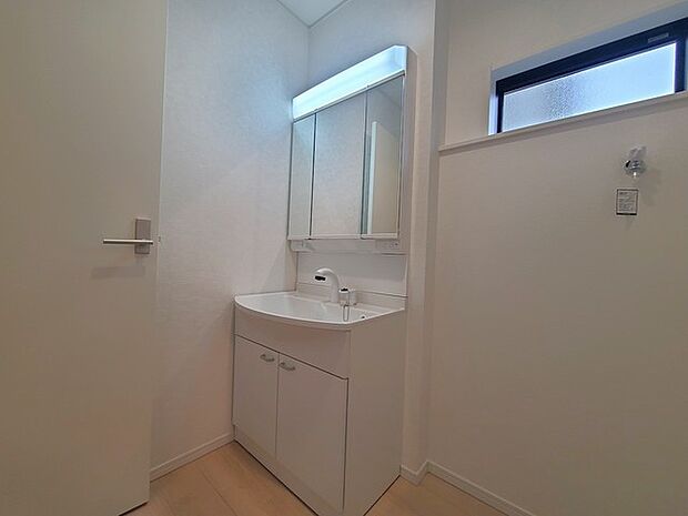 使い勝手の良い洗面台、窓があることで換気もしやすく清潔感のある空間を保てます。 