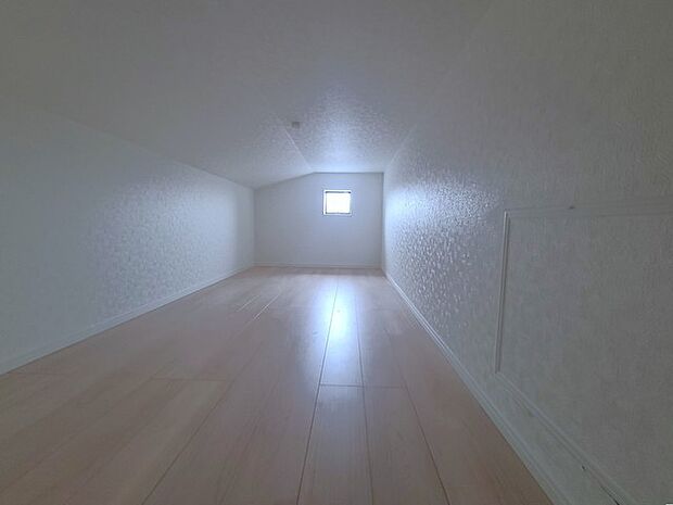 大変便利な固定階段付き小屋裏數納