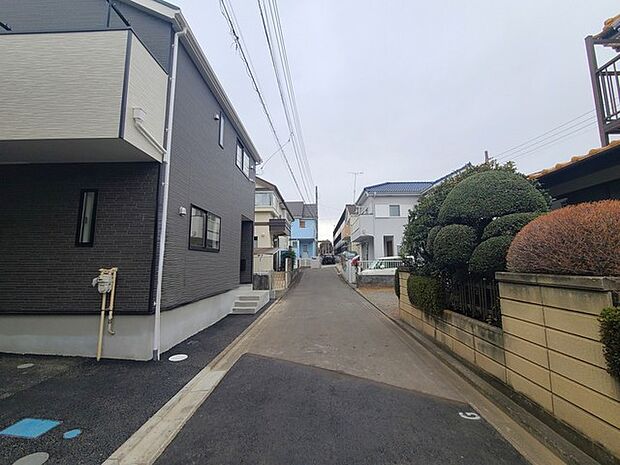 戸建てが立ち並ぶ静かな住宅街。四季折々の移り変わりを感じながら自然と楽しみ、暮らす、そんな毎日を日々の中で感じられる住環境 