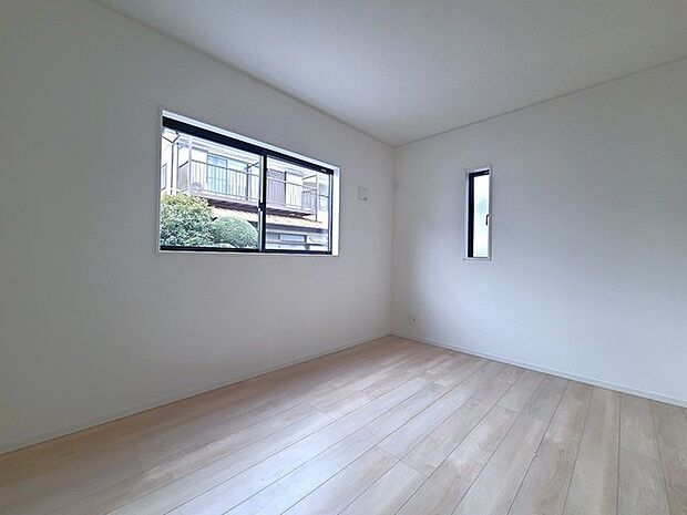 どんな家具にでも相性が良い清潔感ある白色調のクロスを採用。主張しすぎない配色、耐久性にも優れた床材は日々のメンテナンスも楽に、快適に過ごして頂けるよう考えられています。 