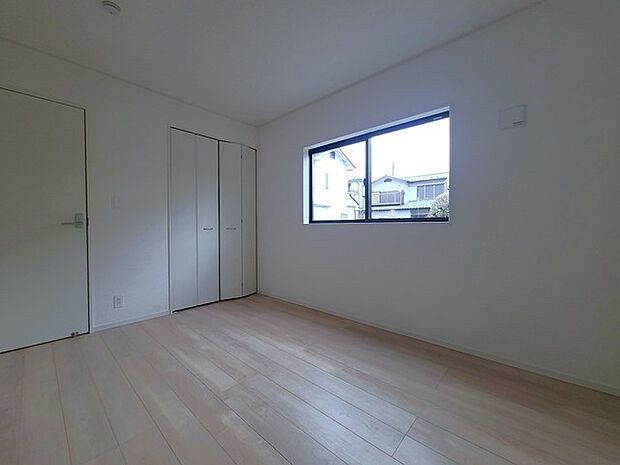 どんな家具にでも相性が良い清潔感ある白色調のクロスを採用。主張しすぎない配色、耐久性にも優れた床材は日々のメンテナンスも楽に、快適に過ごして頂けるよう考えられています。