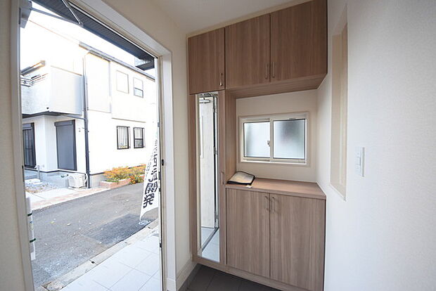 お宅の顔となる明るく開放的な玄関。ご家族皆様様の靴を収納できるスペースと全身鏡があり、お出掛け前に身だしなみチェックもできます。