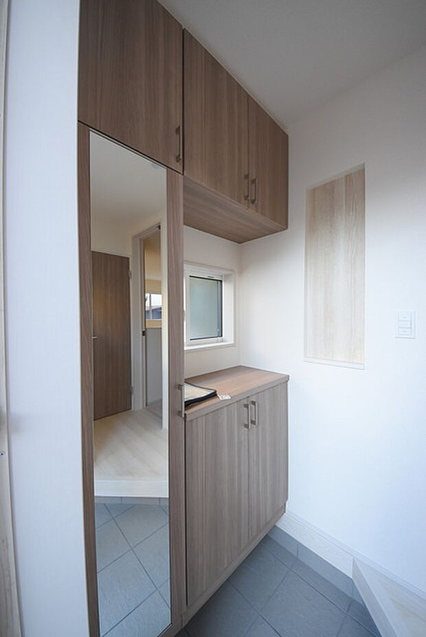 お宅の顔となる明るく開放的な玄関。ご家族皆様様の靴を収納できるスペースと全身鏡があり、お出掛け前に身だしなみチェックもできます。