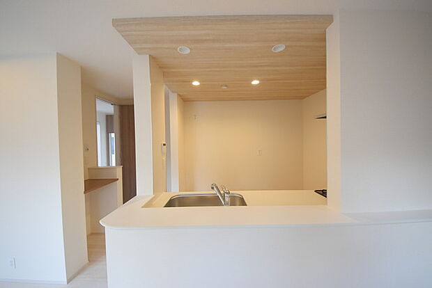 家族団欒のリビング。陽光差し込む食卓には家族の会話とスマイルが溢れます。いつまでもここで食卓を囲みたくなる、そう感じさせてくれるスペース。