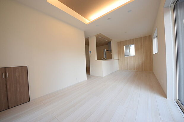 いつも家族の集まるリビングは広々とした15.0 帖。通風・採光にも優れ、心安らぐ風と光がたえない空間。汎用性に富んだ居住スペースと、高揚感さえも与えてくれる住空間です。