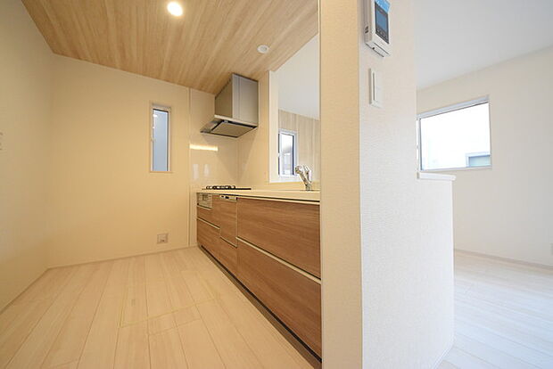 リビングにいる家族の顔が見渡せるカウンターキッチン。お料理もより一層おいしく、楽しく。食器棚を背面に設置しても十分な広さを確保しています。