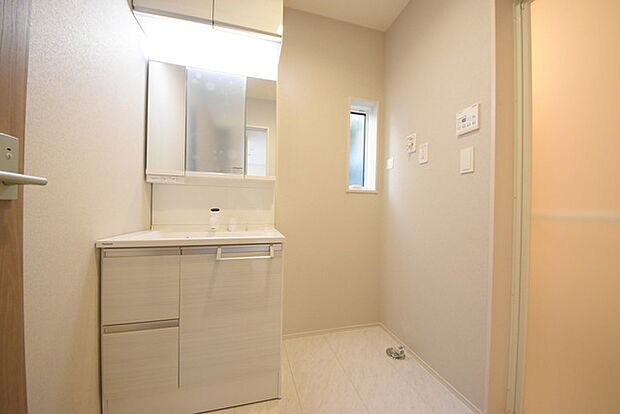 お出かけ前の身だしなみに一歩差がつく三面鏡。ミラー裏にはたっぷり収納もございます。