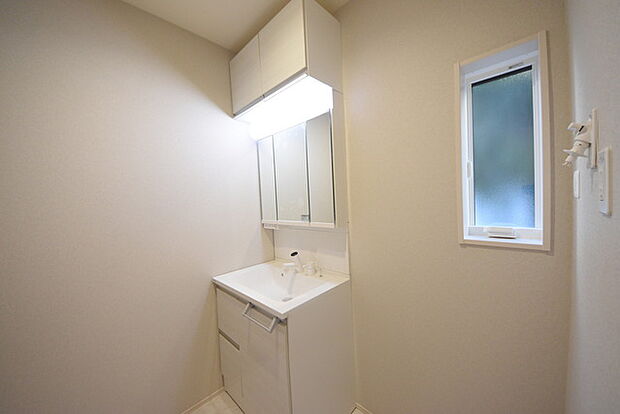 使い勝手の良い洗面台、窓があることで換気もしやすく清潔感のある空間を保てます。