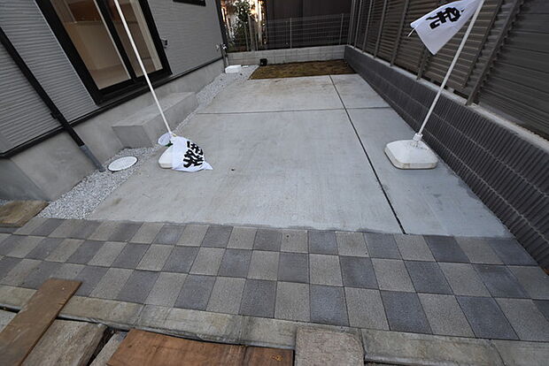 セカンドカーや来客時にも便利なカースペース3台分ございます。