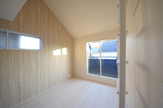 今からここを誰のお部屋にしようか、そんな洋室。大きさは7.28帖です。