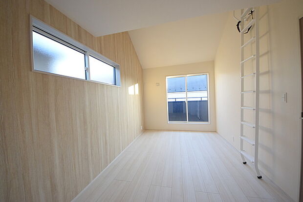 今からここを誰のお部屋にしようか、そんな洋室。大きさは7.28帖です。