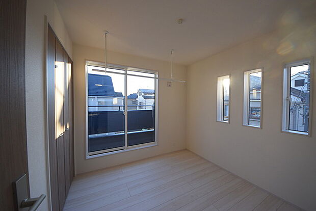 今からここを誰のお部屋にしようか、そんな洋室。大きさは4.5帖です。