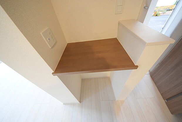 お洒落な小物を置く、心安らぐ観葉植物を飾ってみる。もしくはパソコンを置いてみる。色々な用途に使えそうなリビングのカウンタースペース