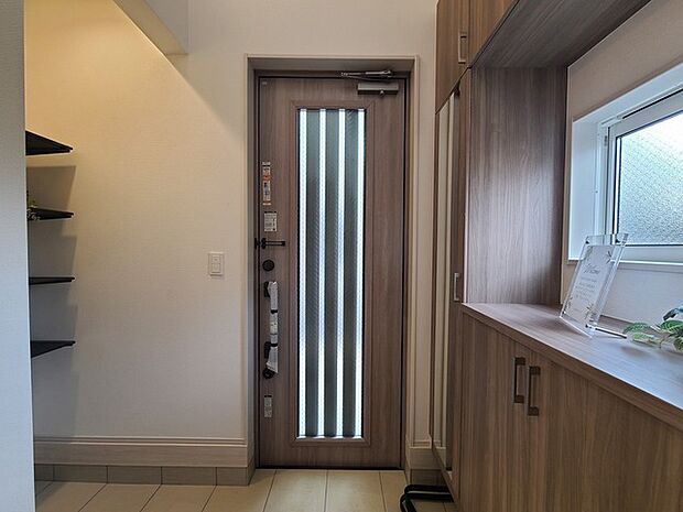 明るく開放的な玄関、靴の脱ぎ履きもしやすく、収納も豊富でご家族皆様の靴をスッキリ収納できます。