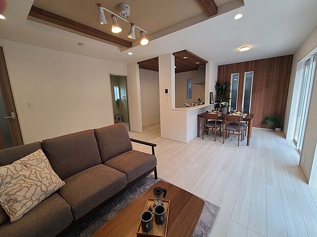 家族団欒のリビング。陽光差し込む食卓には家族の会話とスマイルが溢れます。いつまでもここで食卓を囲みたくなる、そう感じさせてくれるスペース。