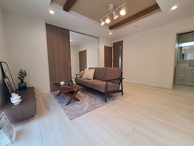 家族団欒のリビング。陽光差し込む食卓には家族の会話とスマイルが溢れます。いつまでもここで食卓を囲みたくなる、そう感じさせてくれるスペース。