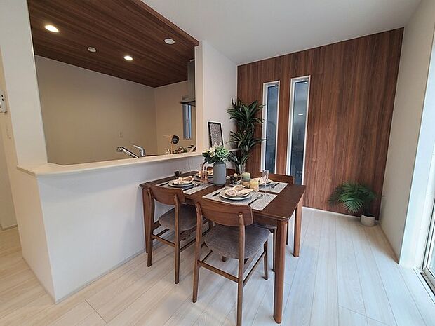 夕食の時間。家族、友人、両親、親戚との会話がより料理を美味しくしてくれる。あっという間に時間が過ぎてしまう居心地の良さは、普段はほっとする空間としてここにあります。