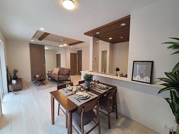 夕食の時間。家族、友人、両親、親戚との会話がより料理を美味しくしてくれる。あっという間に時間が過ぎてしまう居心地の良さは、普段はほっとする空間としてここにあります。