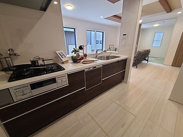 家族団欒のリビング。陽光差し込む食卓には家族の会話とスマイルが溢れます。いつまでもここで食卓を囲みたくなる、そう感じさせてくれるスペース。