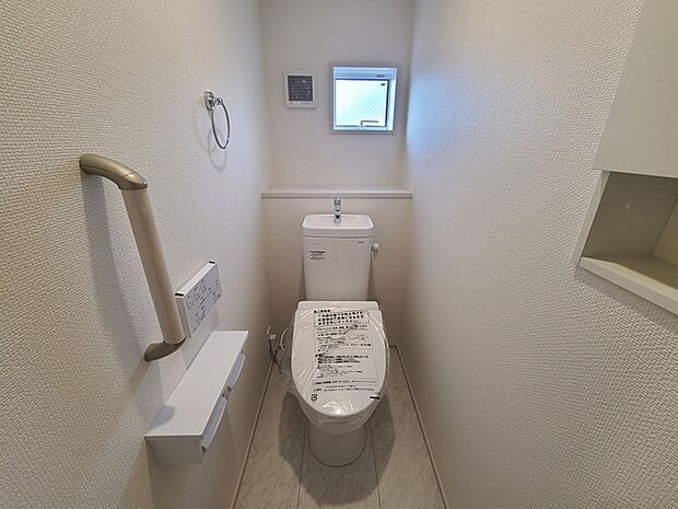 ウォシュレット機能付きのトイレ。換気のしやすい窓付きで、収納もあり実用性も兼ね備えた造り。