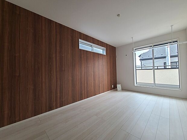 アクセントクロスを使用したオシャレな洋室。窓からそそぐ陽の光が眩しいベッドルームは、朝の目覚めが心地良く迎えられそうです。