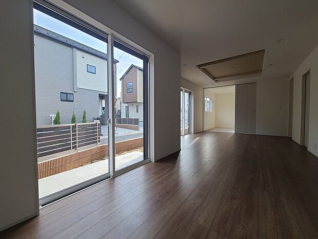 家族団欒のリビング。陽光差し込む食卓には家族の会話とスマイルが溢れます。いつまでもここで食卓を囲みたくなる、そう感じさせてくれるスペース。