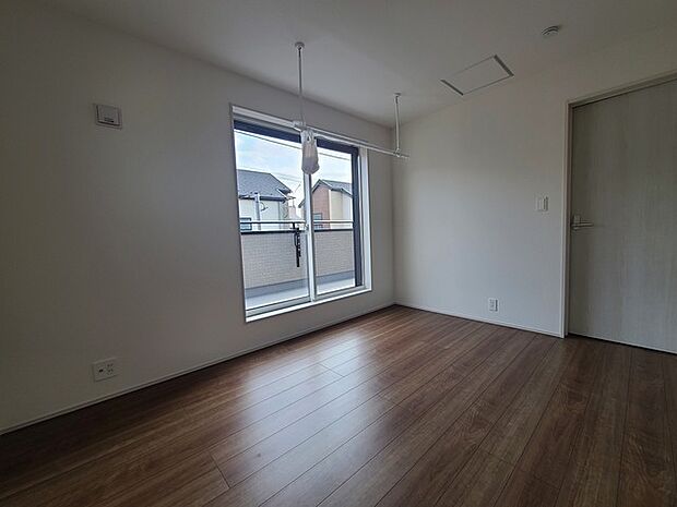 家族団欒のリビング。陽光差し込む食卓には家族の会話とスマイルが溢れます。いつまでもここで食卓を囲みたくなる、そう感じさせてくれるスペース。