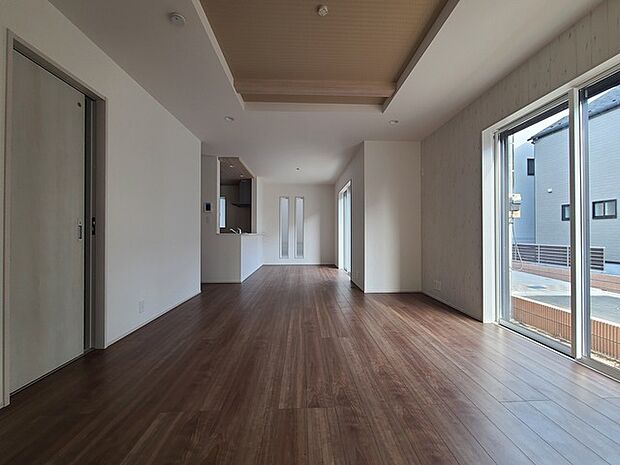 家族団欒のリビング。陽光差し込む食卓には家族の会話とスマイルが溢れます。いつまでもここで食卓を囲みたくなる、そう感じさせてくれるスペース。