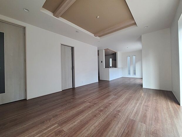 家族団欒のリビング。陽光差し込む食卓には家族の会話とスマイルが溢れます。いつまでもここで食卓を囲みたくなる、そう感じさせてくれるスペース。