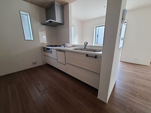 リビングにいる家族の顔が見渡せるカウンターキッチン。お料理もより一層おいしく、楽しく。食器棚を背面に設置しても十分な広さを確保しています。