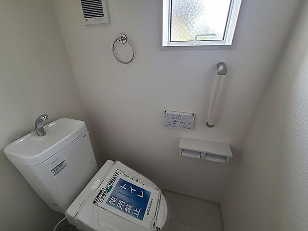 ウォシュレット機能付きのトイレ。換気のしやすい窓付きで、収納もあり実用性も兼ね備えた造り。