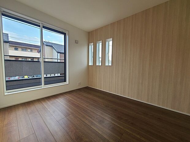 アクセントクロスを使用したオシャレな洋室。窓からそそぐ陽の光が眩しいベッドルームは、朝の目覚めが心地良く迎えられそうです。