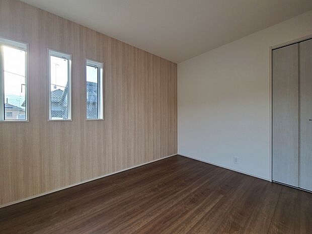 アクセントクロスを使用したオシャレな洋室。窓からそそぐ陽の光が眩しいベッドルームは、朝の目覚めが心地良く迎えられそうです。