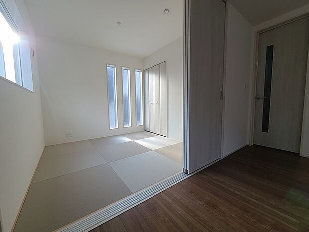 扉を開放するとLDKと和室を一体利用できる空間!扉を閉めると独立した空間としても活用できます。