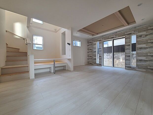 家族団欒のリビング。陽光差し込む食卓には家族の会話とスマイルが溢れます。いつまでもここで食卓を囲みたくなる、そう感じさせてくれるスペース。