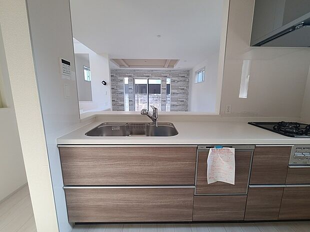 リビングにいる家族の顔が見渡せるカウンターキッチン。お料理もより一層おいしく、楽しく。食器棚を背面に設置しても十分な広さを確保しています。