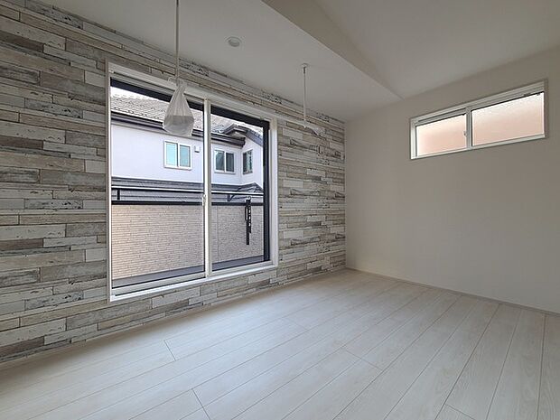 アクセントクロスを使用したオシャレな洋室。窓からそそぐ陽の光が眩しいベッドルームは、朝の目覚めが心地良く迎えられそうです。