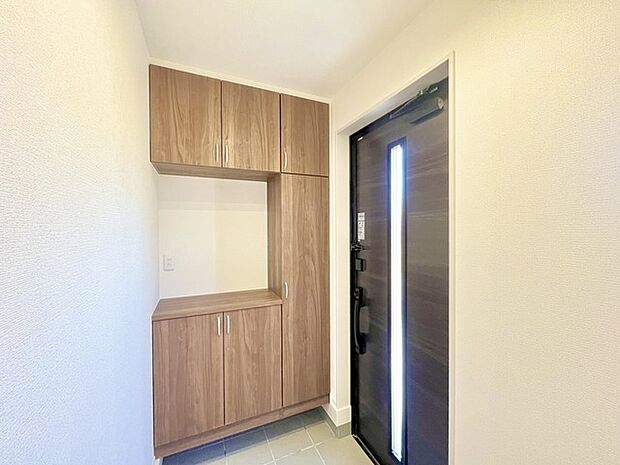 明るく開放的な玄関、靴の脱ぎ履きもしやすく、収納も豊富でご家族皆様の靴をスッキリ収納できます。