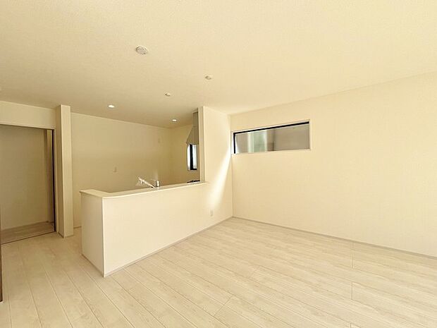 家族団欒のリビング。陽光差し込む食卓には家族の会話とスマイルが溢れます。いつまでもここで食卓を囲みたくなる、そう感じさせてくれるスペース。