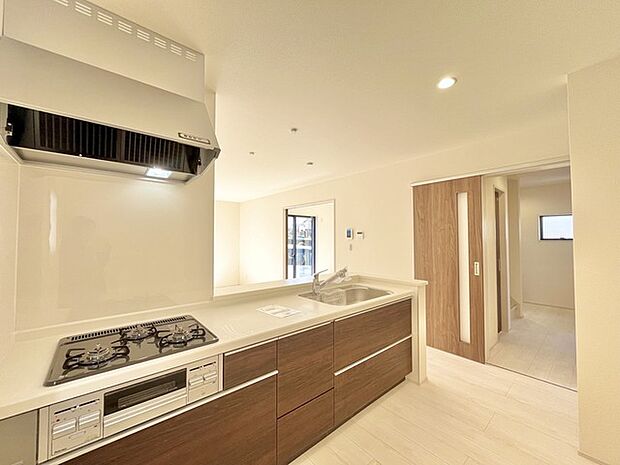 家族が一番集まる場所だから広々としつつも素敵な空間であって欲しい。皆がくつろぐリビングからキッチンまでが一つに繋がる空間。