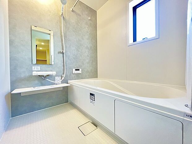 落ち着いた色味の浴室で1日の疲れをゆっくりと癒してください。